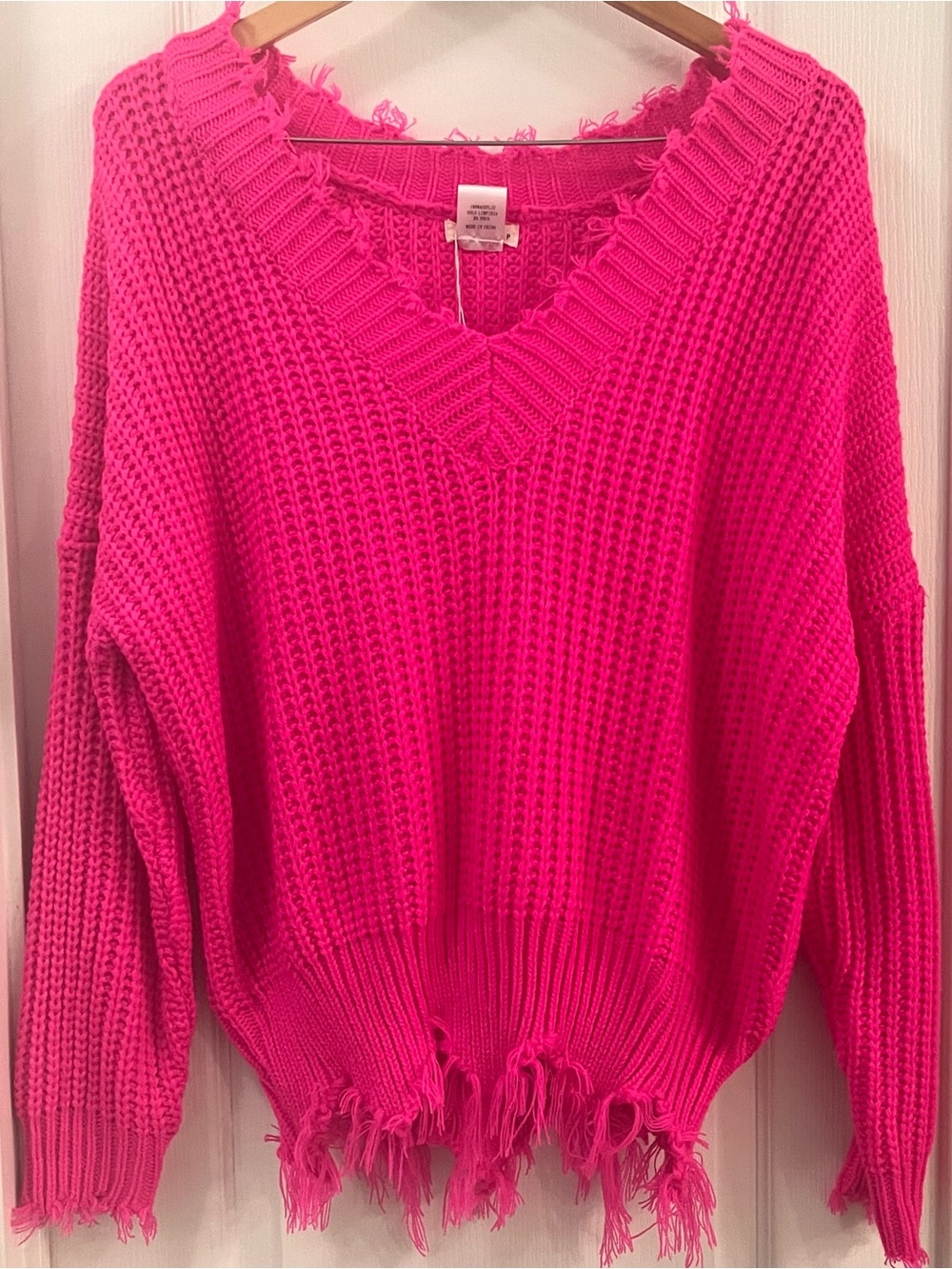 NWT Main Strip Distressed V‑Neck Chunky Comfy Knit Sweater - Hot Pink - Large.